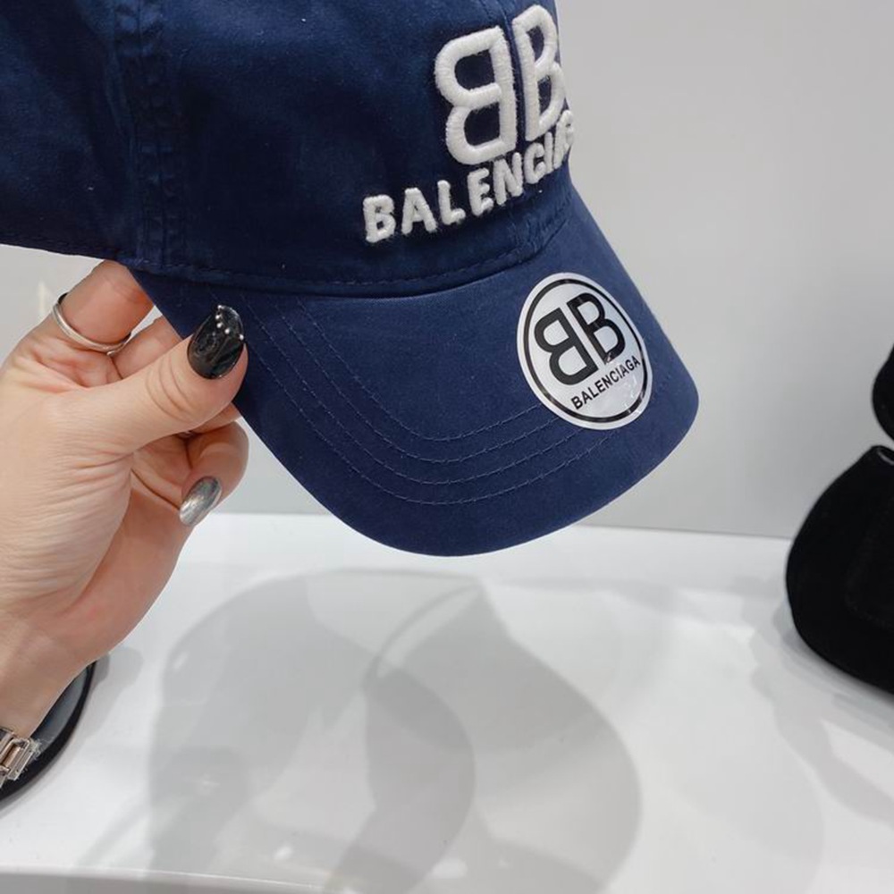Ba*len*cia*ga hat